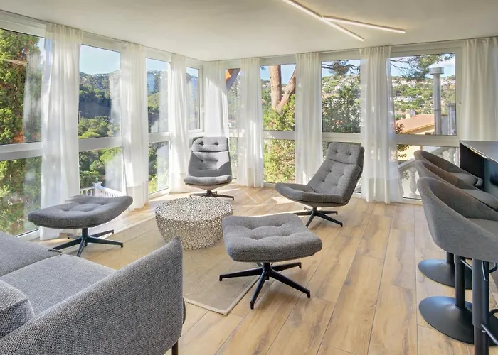 Portugal With Pool & Mountain View