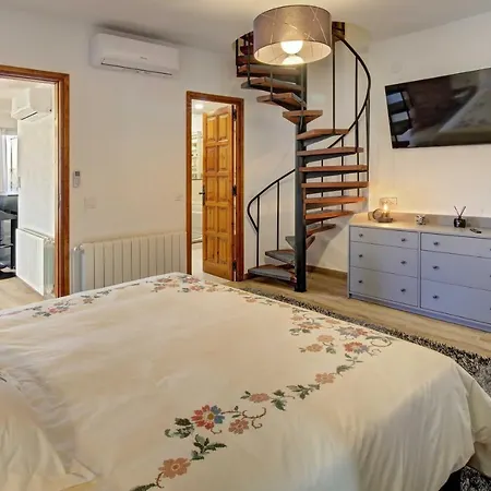 Portugal With Pool & Mountain View