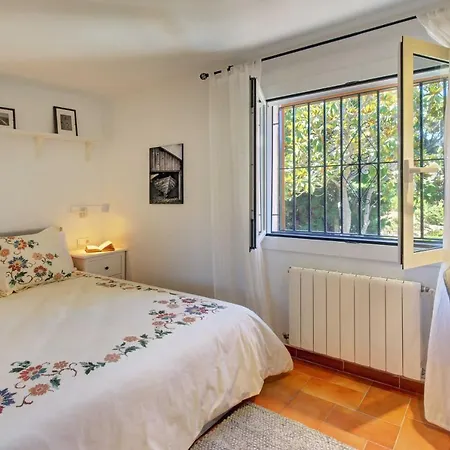 Portugal With Pool & Mountain View