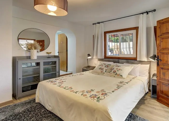 Portugal With Pool & Mountain View *